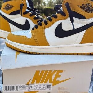 Nike Air Jordan 1 Retro High OG - Mustard and Black